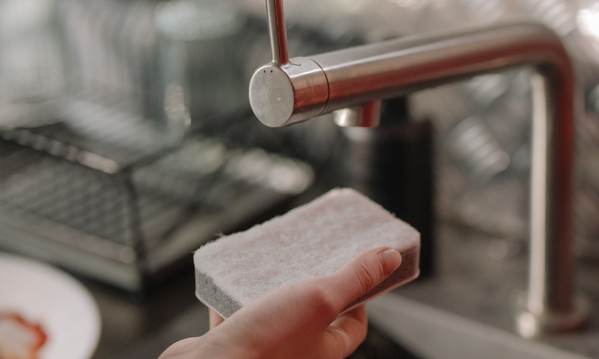 debes conocer las formas efectivas de desinfectar tu esponja lavatrastes