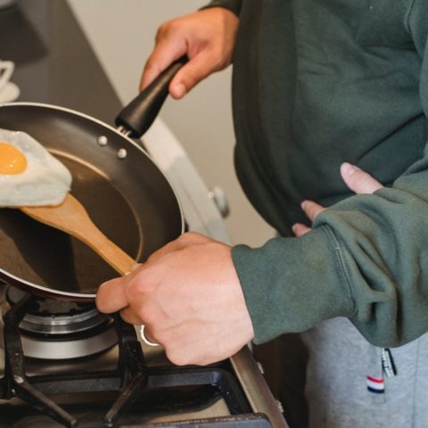 como evitar que la comida se quede pegada en el sarten