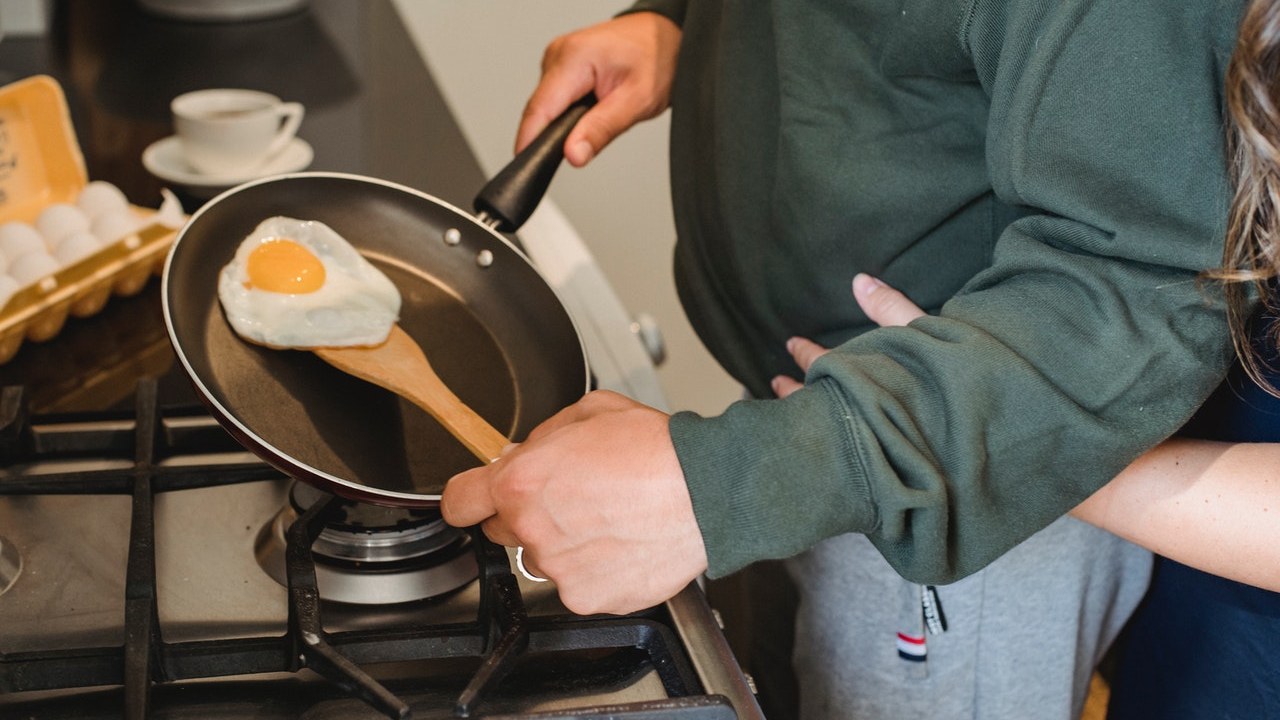 como evitar que la comida se quede pegada en el sarten
