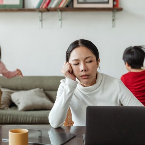 estudio demuestra que los hijos se portan mal cuando estan solos con mama