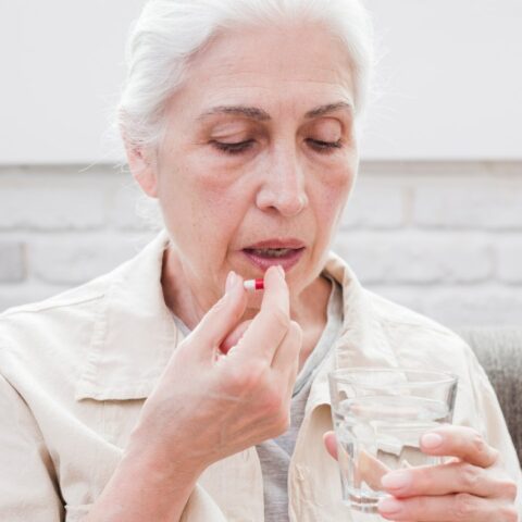 se pueden tomar analgésicos antes de vacunarte contra el covid-19