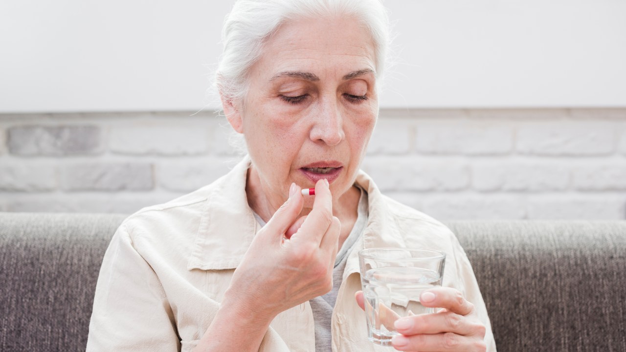 se pueden tomar analgésicos antes de vacunarte contra el covid-19