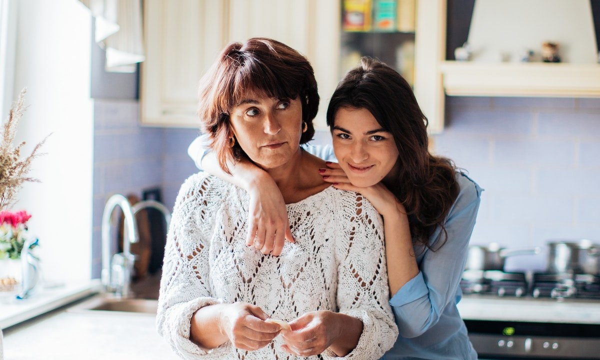 la ciencia explica por qué las madres fuertes hacen hijas fuertes