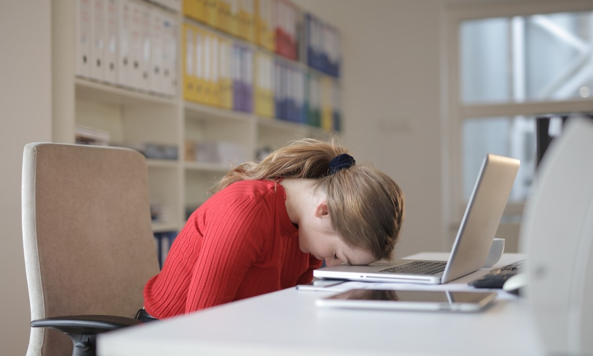 las mujeres necesitan dormir mas porque su cerebro trabaja mucho