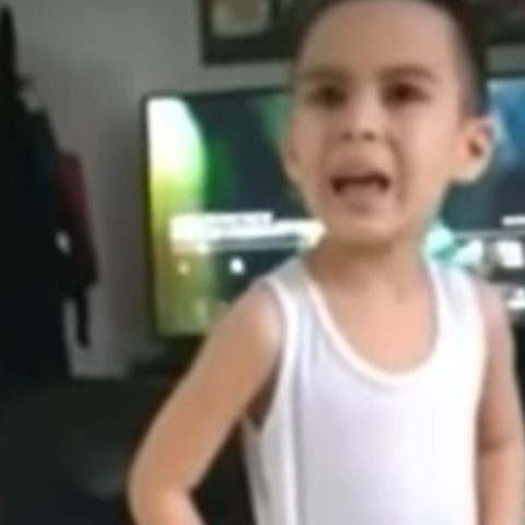 niño harto de hacer tarea