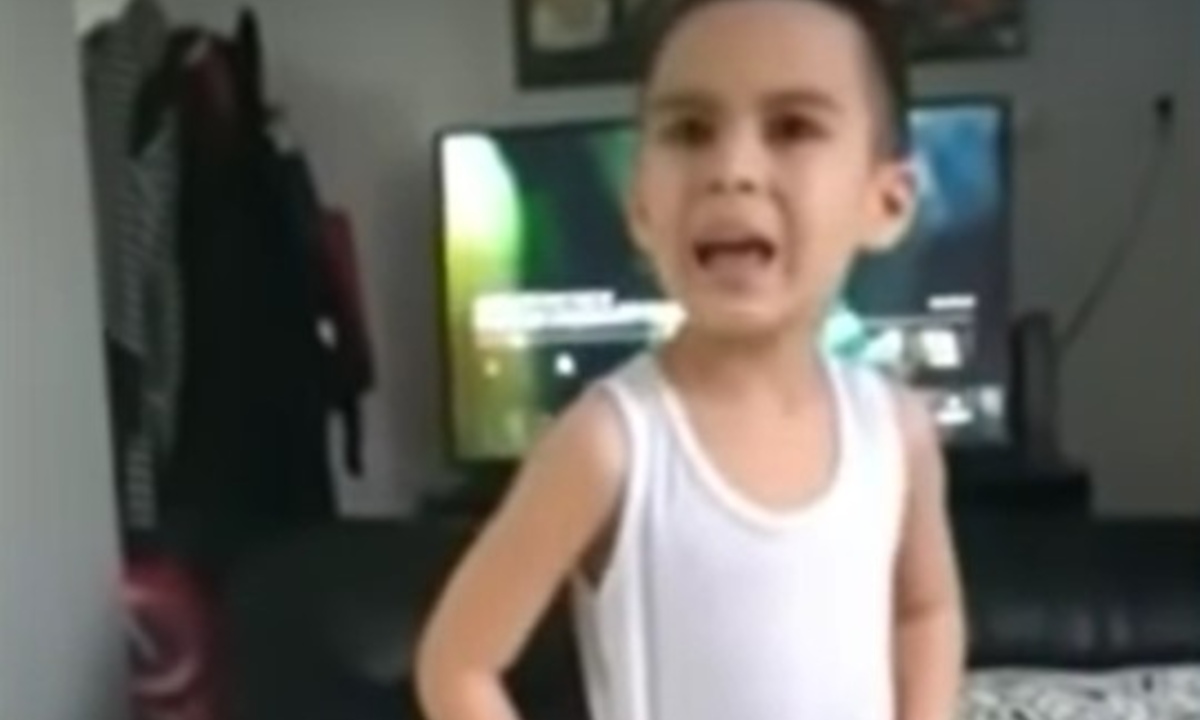 niño harto de hacer tarea