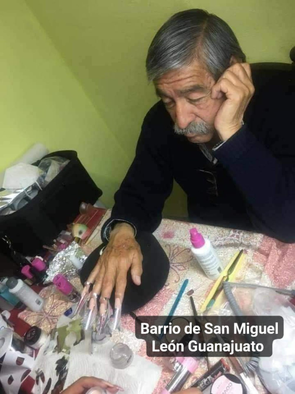 papá se presta a ser modelo de uñas por amor a su hija