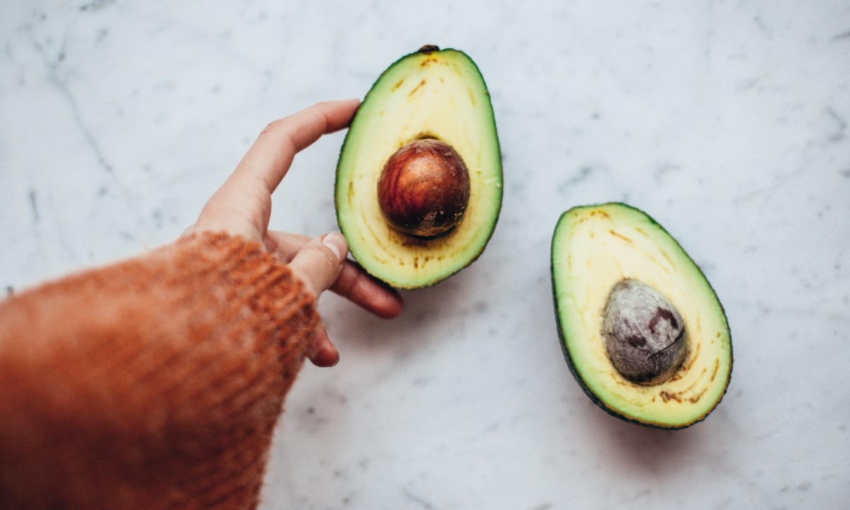 consigue pestañas largas y hermosas con aguacate tip