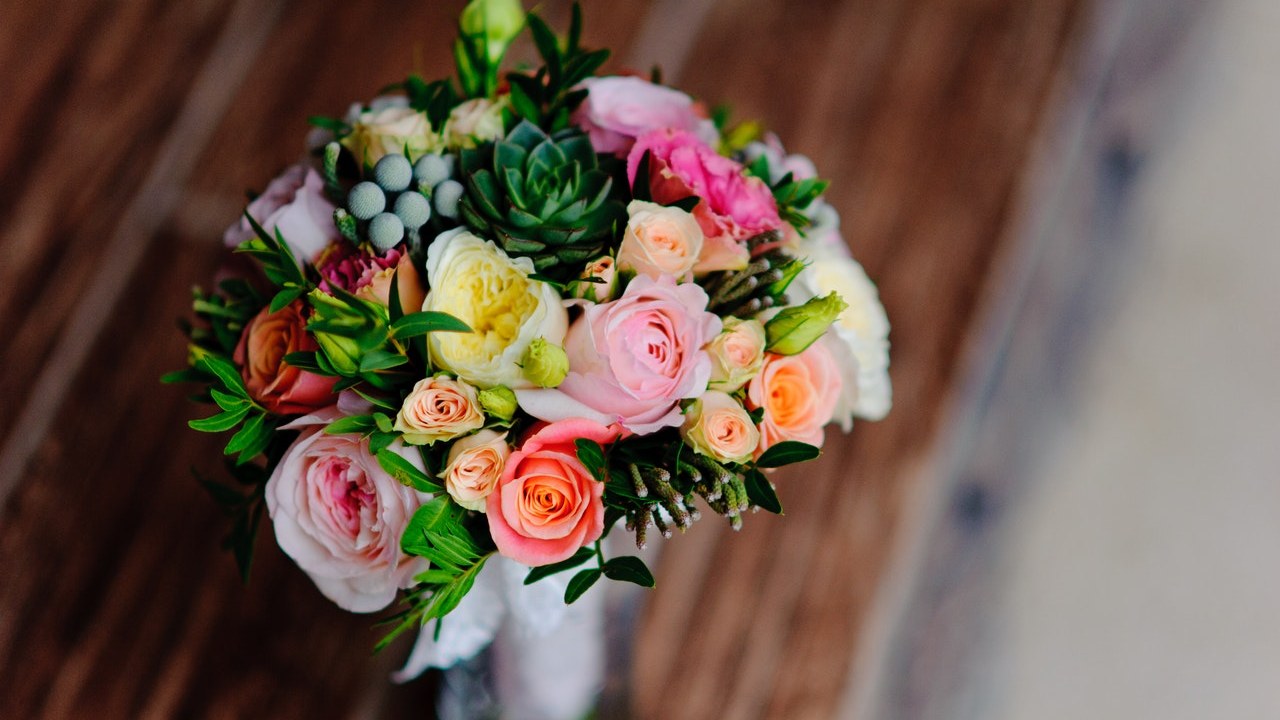qué ponerle al agua ramo de flores frescas para que duren mas