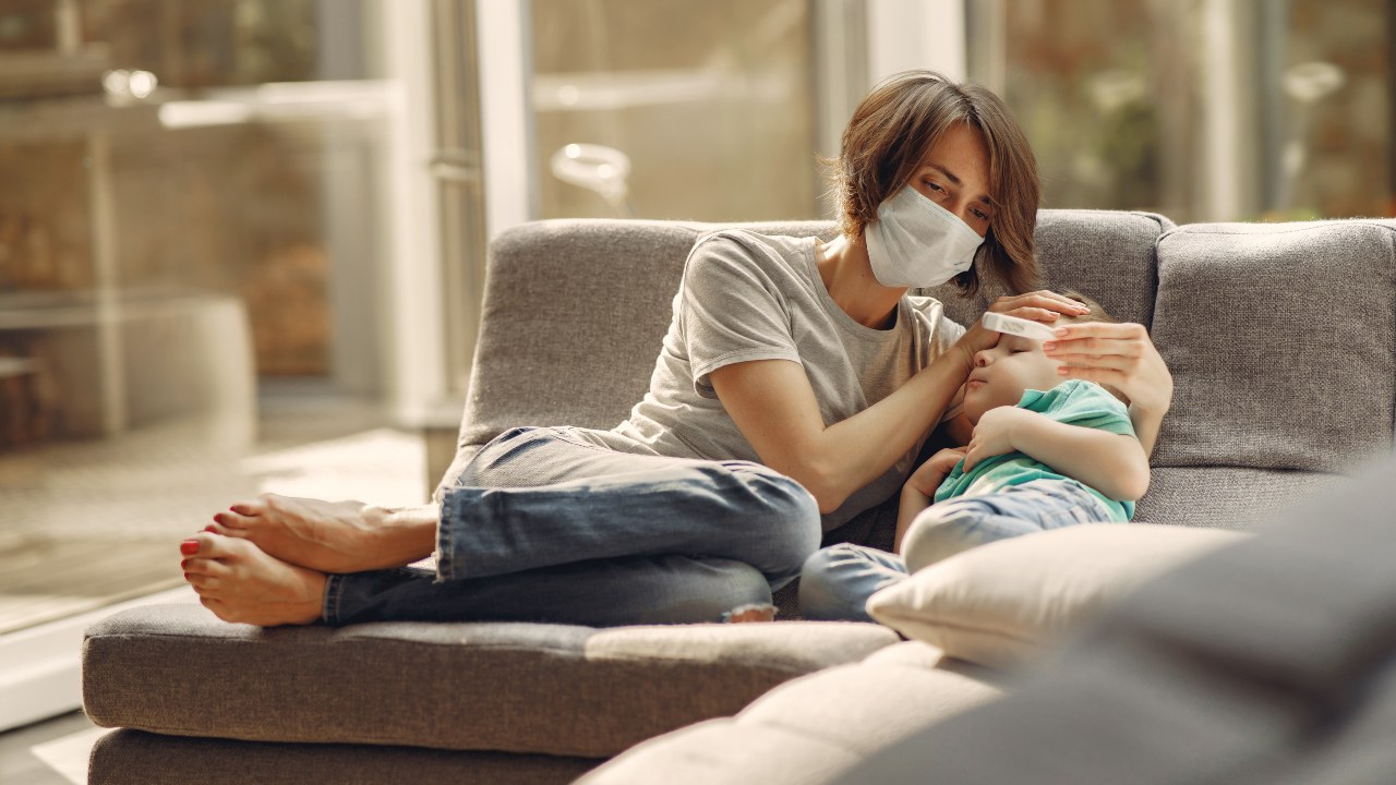 nuevos síntomas de covid-19 en niños y adolescentes