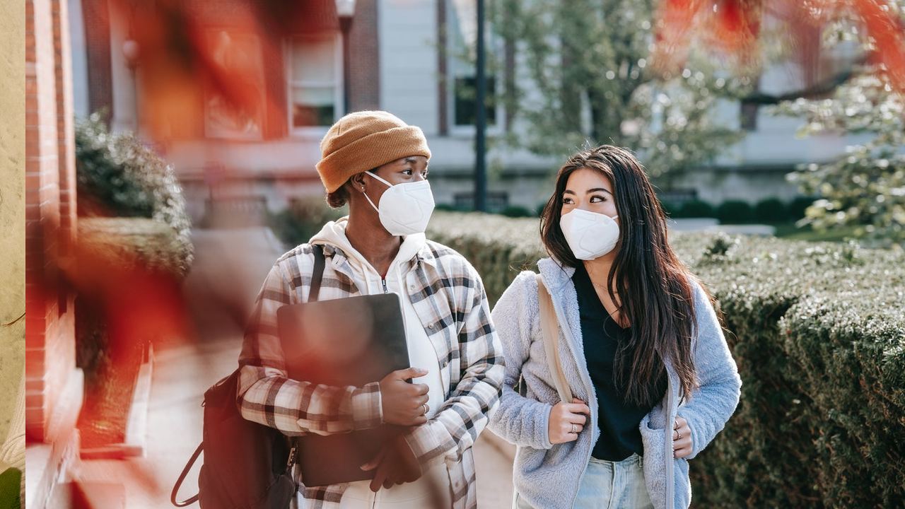 charla con cubrebocas puede contagiarte coronavirus