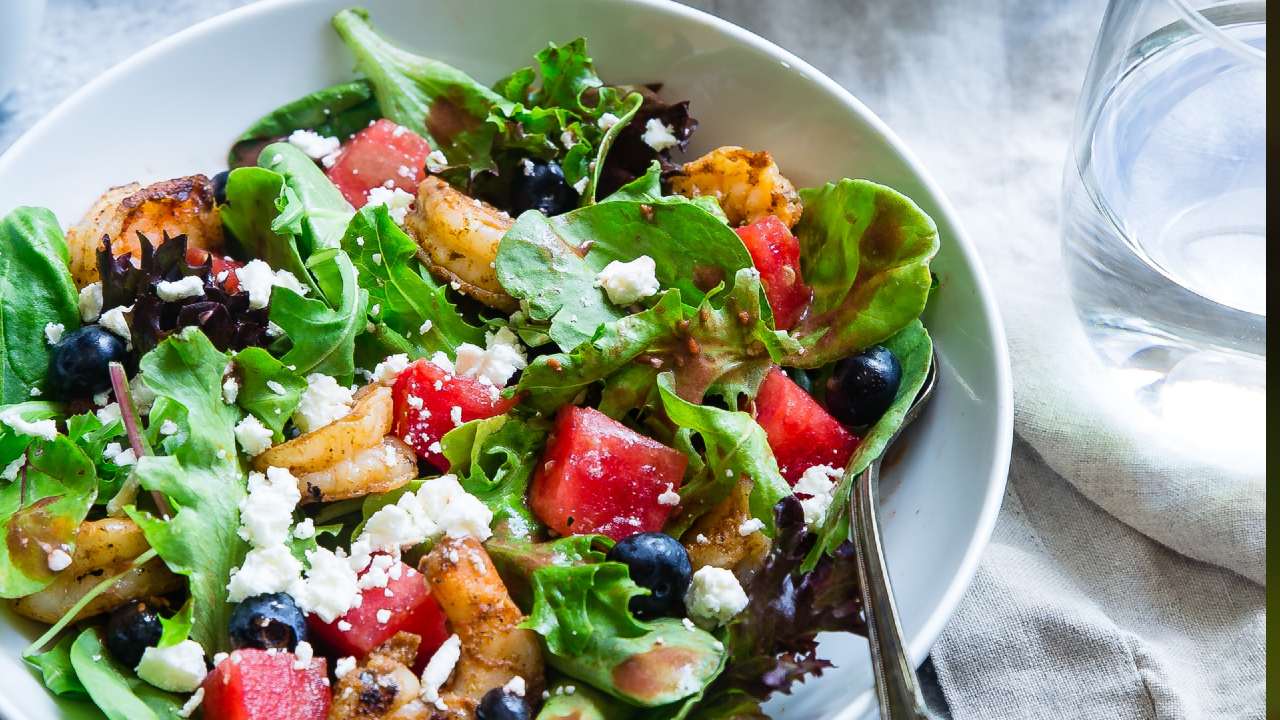receta de ensalada con camarones fresca y sencilla