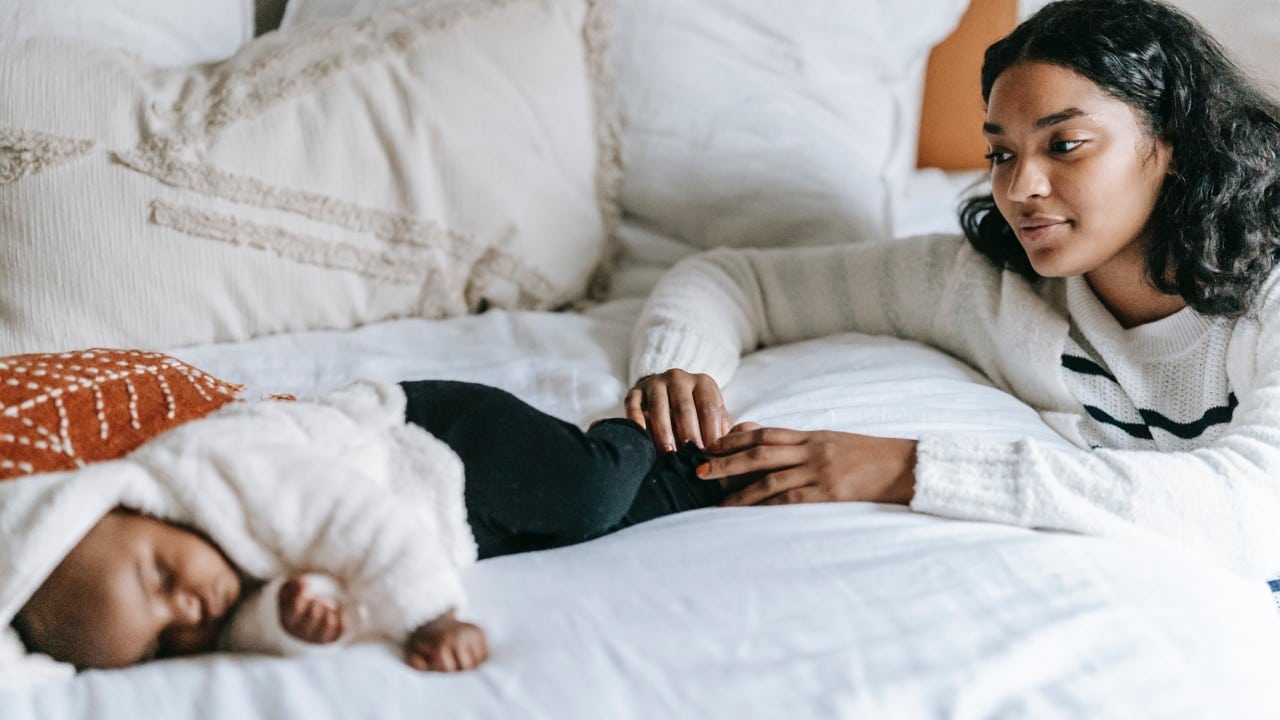 beneficios de dormir temprano en niños