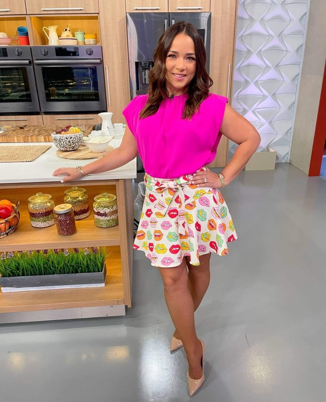 adamari lopez posa en falda sensual foto instagram