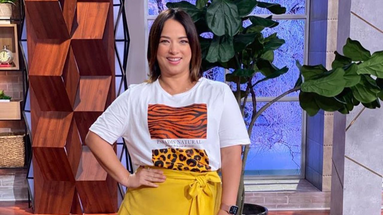 adamari lopez posa en mini falda foto instagram