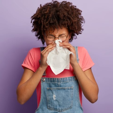 estornudos, escurrimiento nasal alergias de la primavera