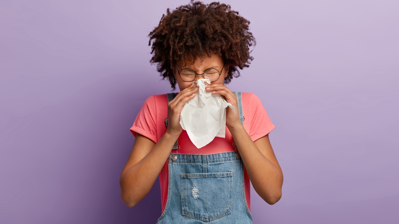 estornudos, escurrimiento nasal alergias de la primavera