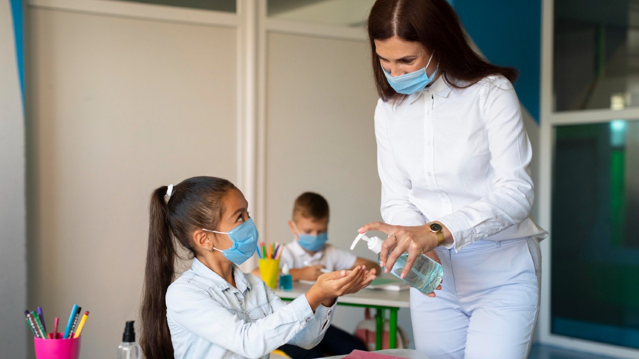 como evitar covid-19 en escuela tradicional