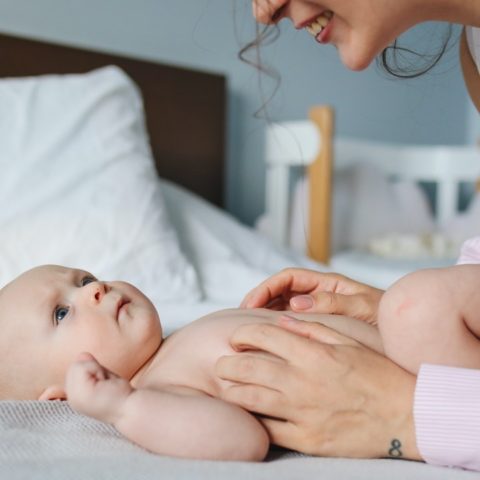 como quitar el hipo a un recién nacido