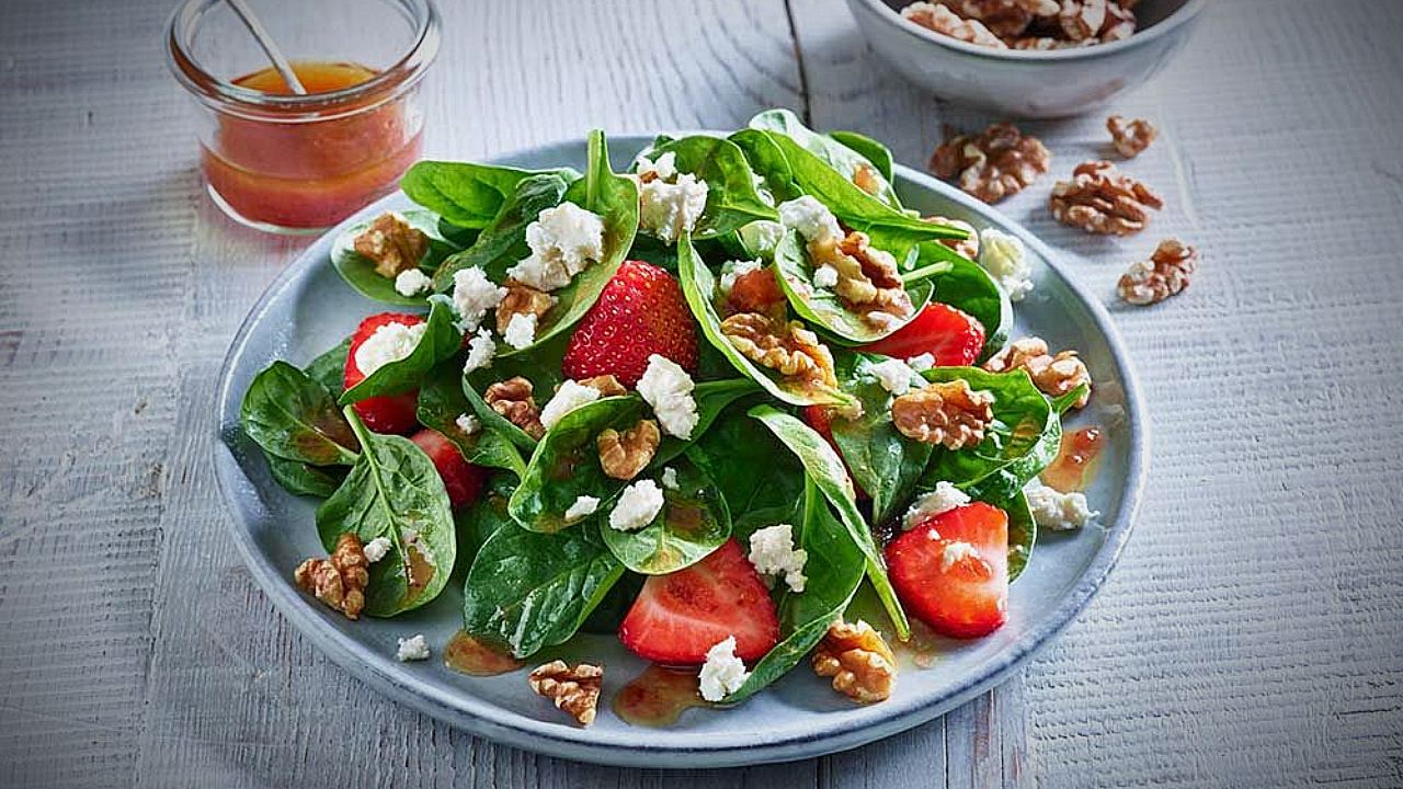 ensalada de espinacas con fresas nueces queso de cabra y vinagreta