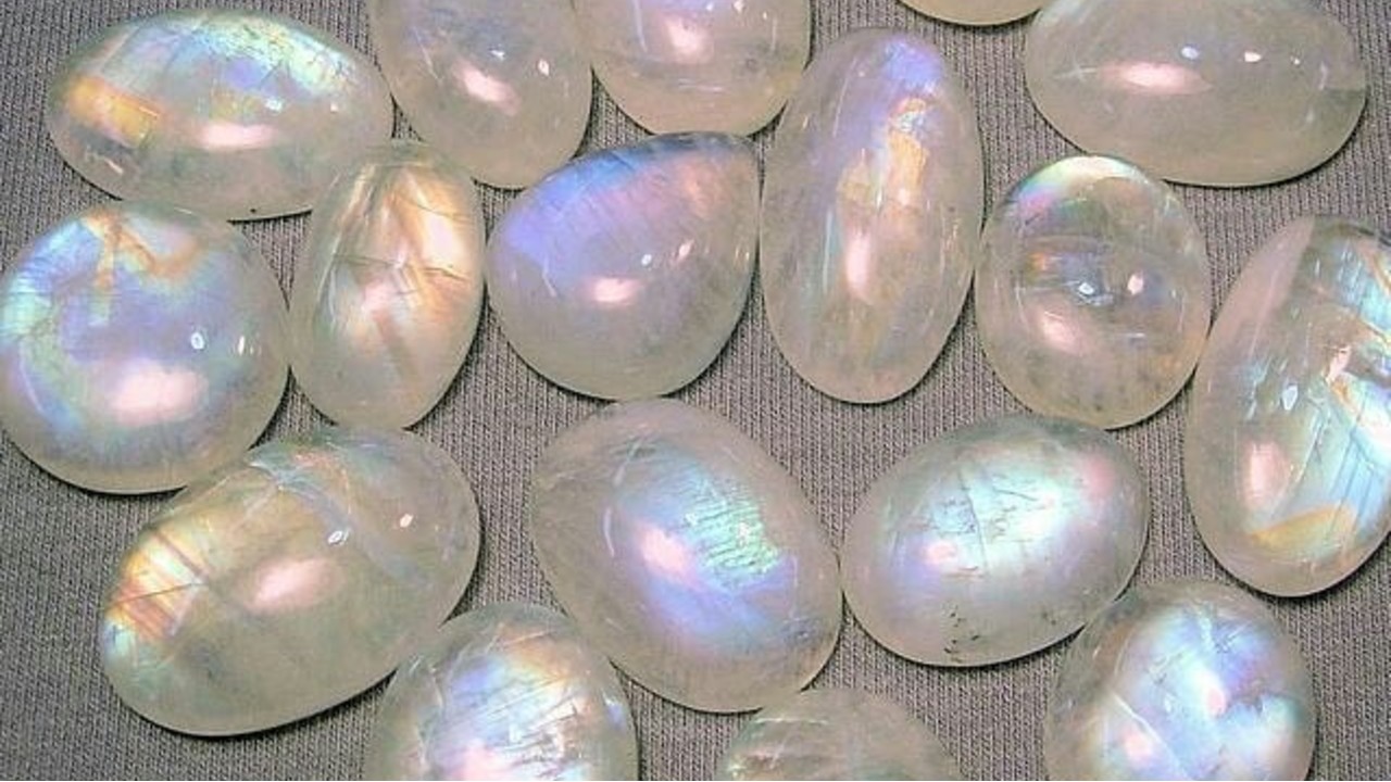 el cuarzo que debes usar según tu signo piedra de luna piscis