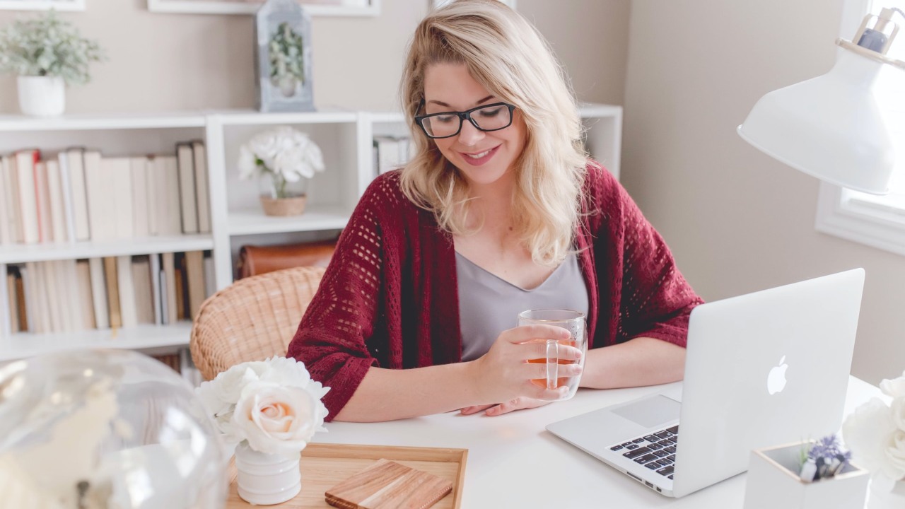 computadora dañando tu piel luz azul envejecimiento prematuro