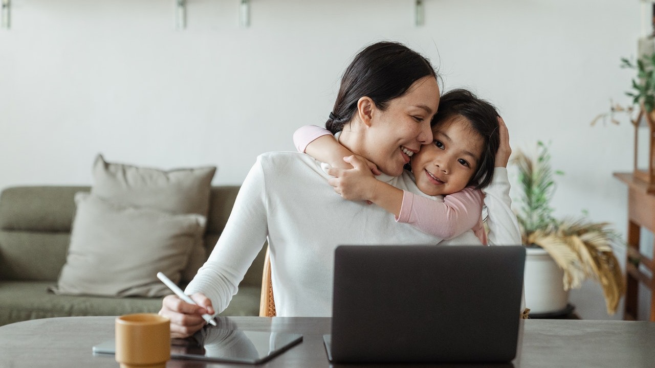 mamas que trabajan crian hijas exitosas independientes estudio 