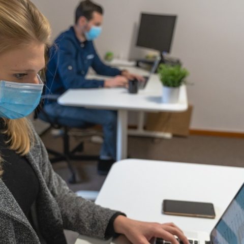 que hacer síntomas de covid en el trabajo