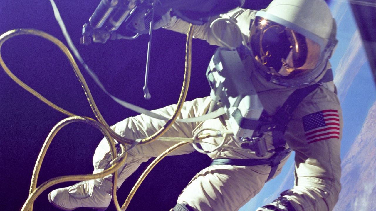 astronauta pierde anillo de matrimonio en el espacio descuido