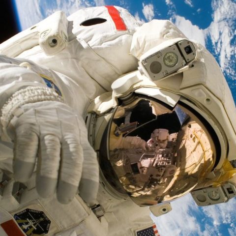 astronauta pierde anillo de matrimonio en el espacio lo recupero viral