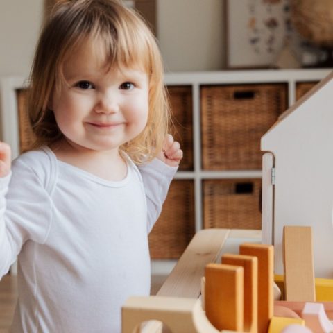 niños con pocos juguetes son más inteligentes estudio