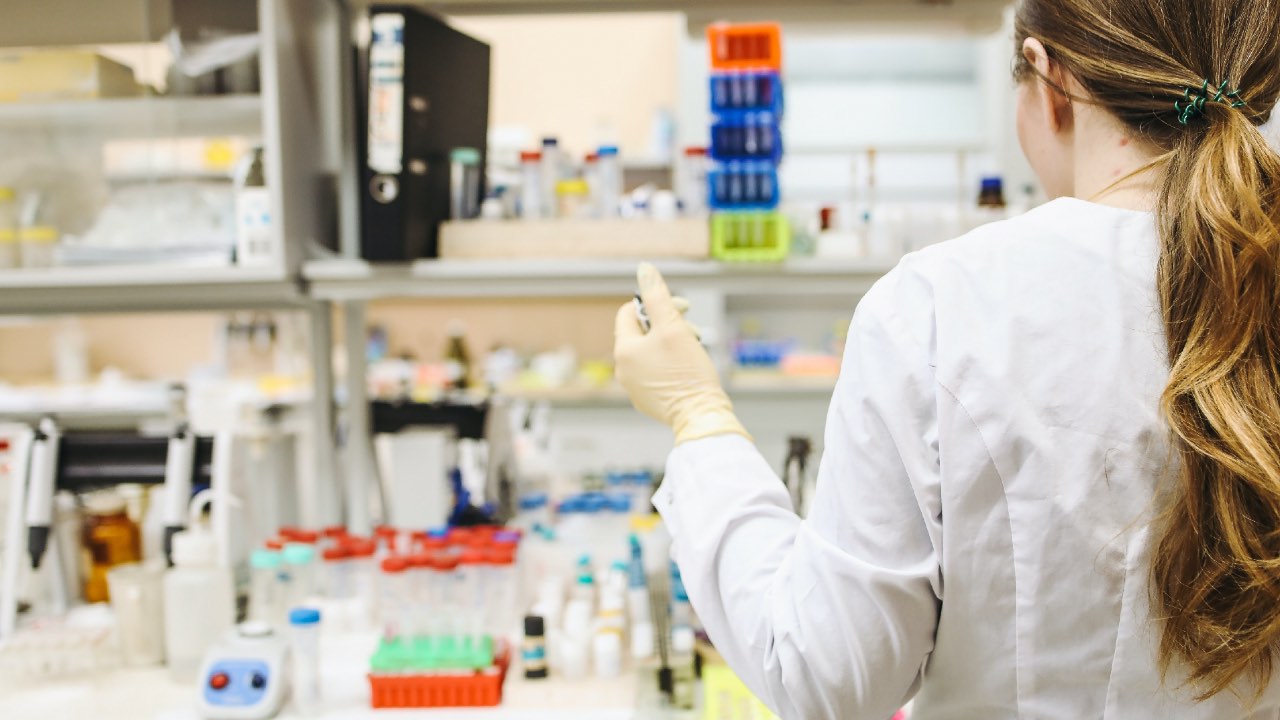 resfriado común podría prevenir covid-19 rinovirus