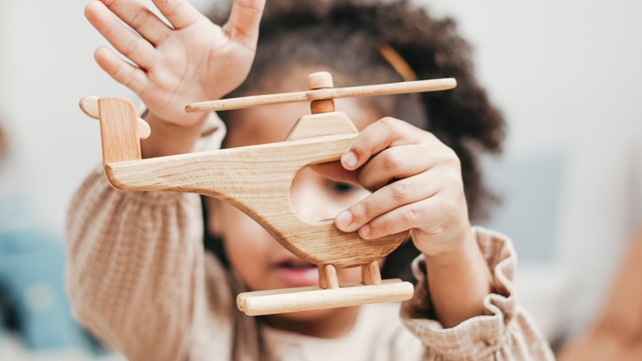 menos juguetes hacen a los niños mas felices estudio