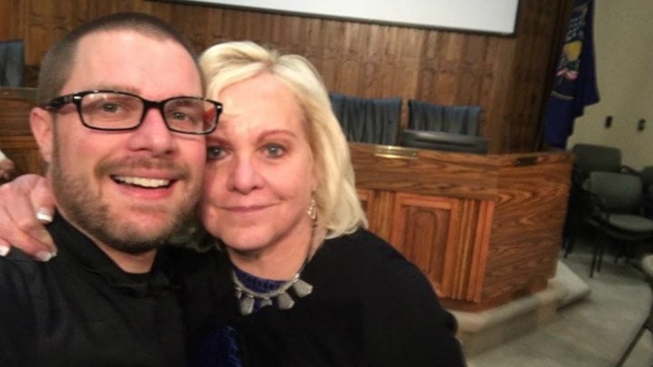 suegra madre de clint criticaba a mujer por casa desordenada