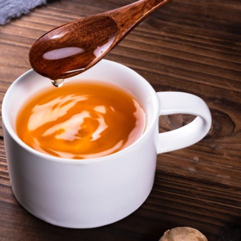 Té de jengibre con miel para calmar la tos