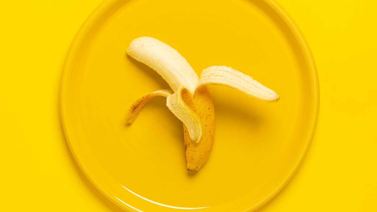 agua de plátano ayuda plantas marchitas