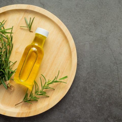 para que sirve el aceite de romero para el cabello