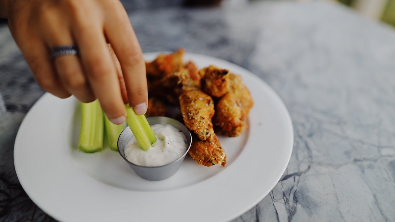 aderezo casero para acompañar alitas de pollo