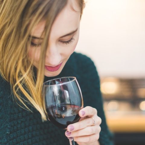 beber vino ayuda a combatir covid 19 estudio