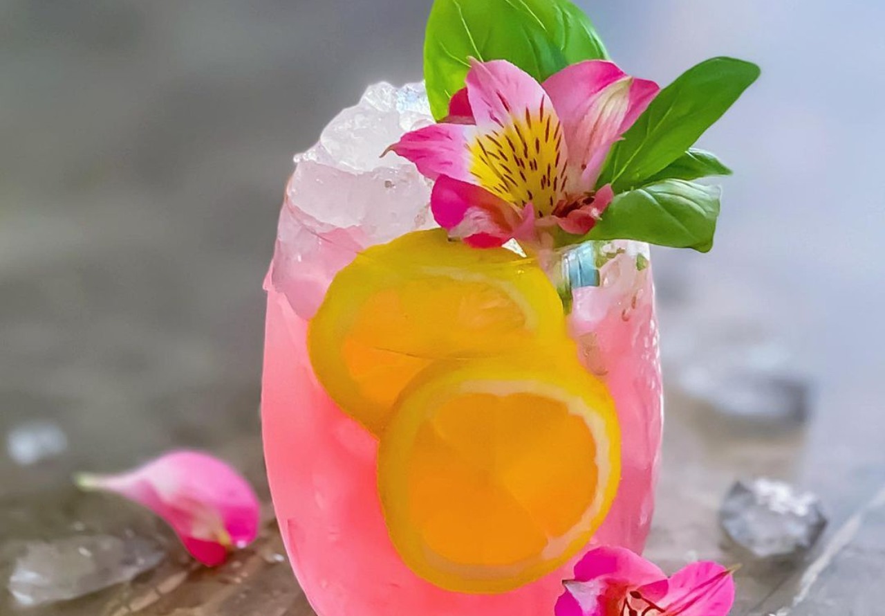 bebidas cocteles refrescantes con vino para el calor