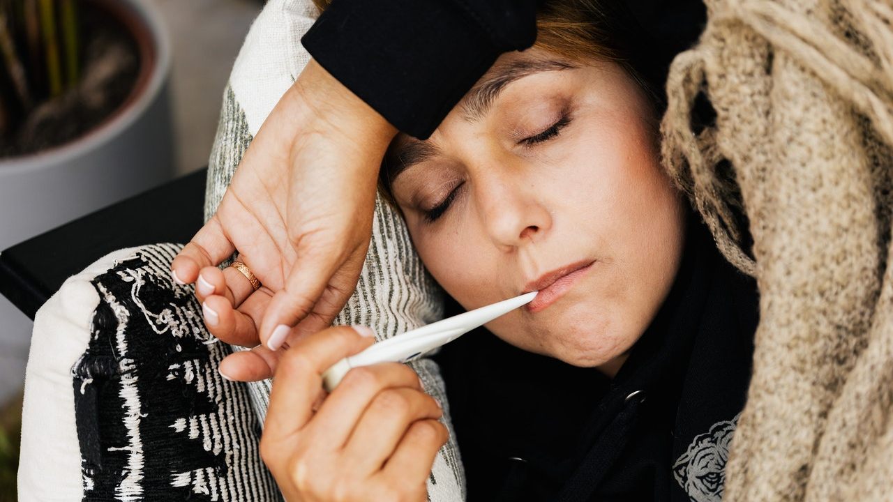 como distinguir si tienes covid-19 sintomas