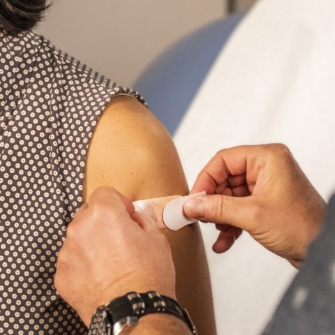 cuidados despues de vacunarme contra el covid-19