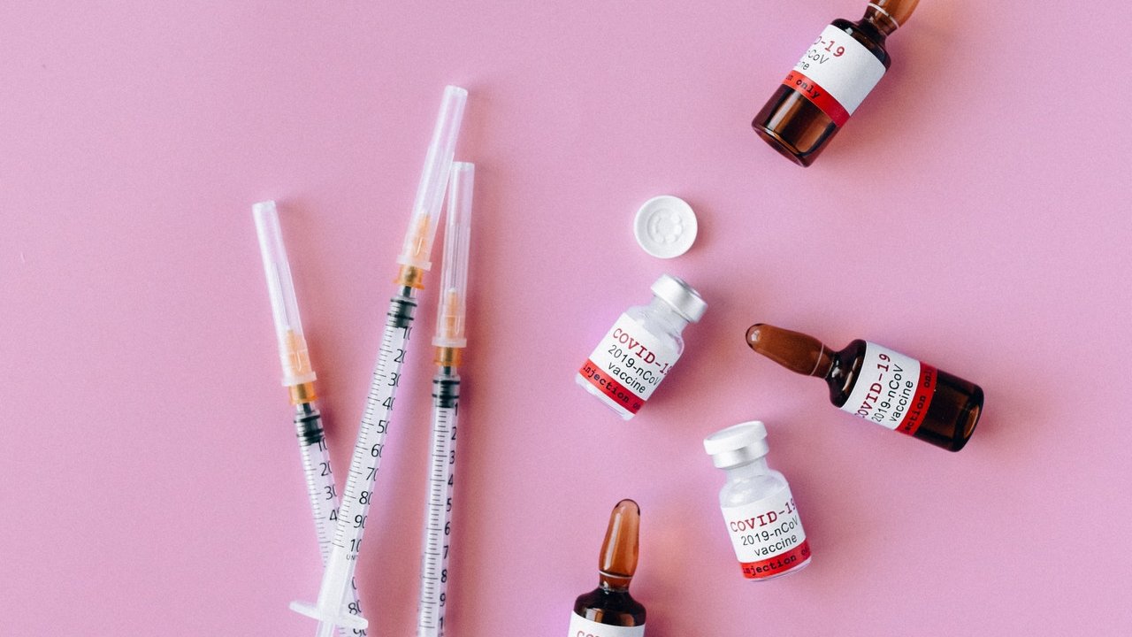 efectos secundarios vacunacion laboratiorio moderna