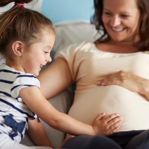 patadas del bebé cuando se sienten movimientos en que mes