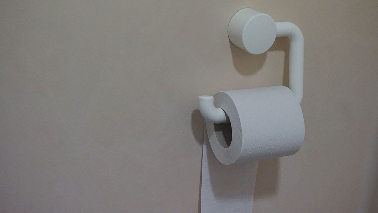 cual es la forma correcta de colocar el papel higiénico en baño rollo