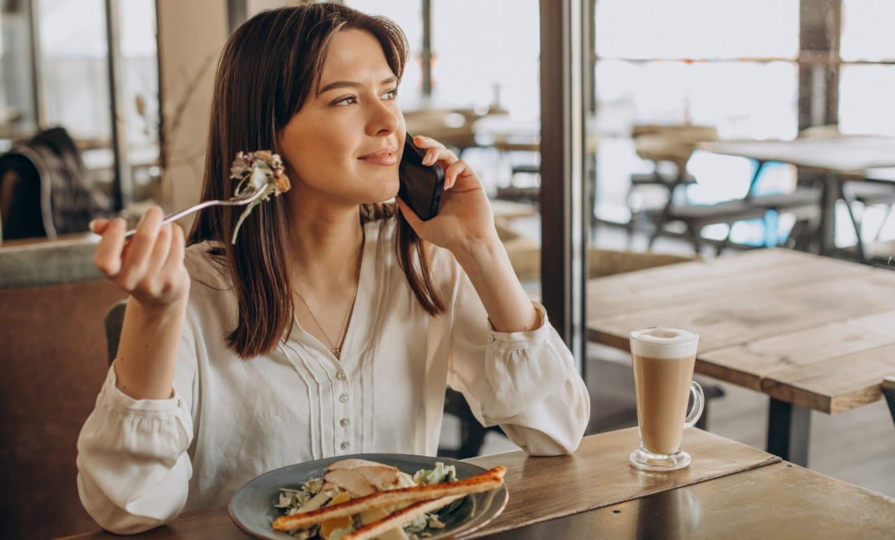 colocar los codos en la mesa es malo por que