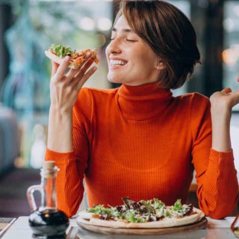 por qué es mala educación poner los codos en la mesa