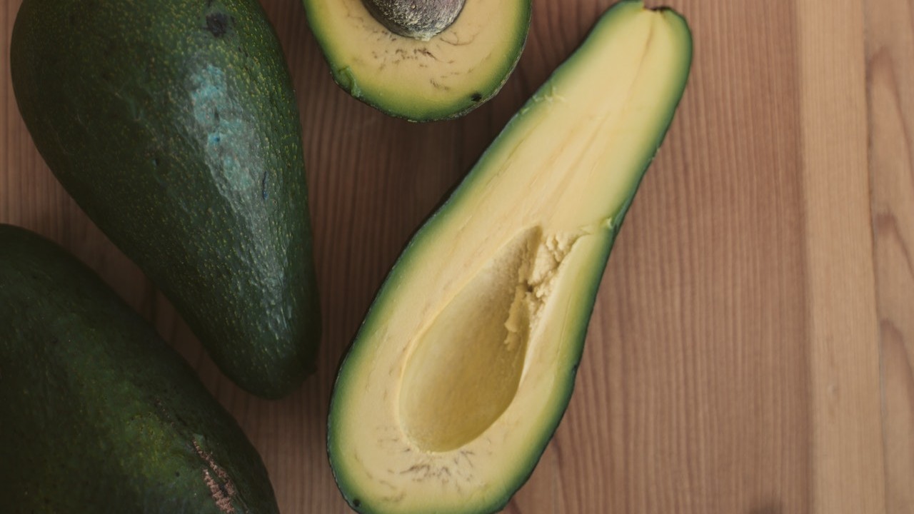 Qué fue primero la palta o el aguacate historia fruta