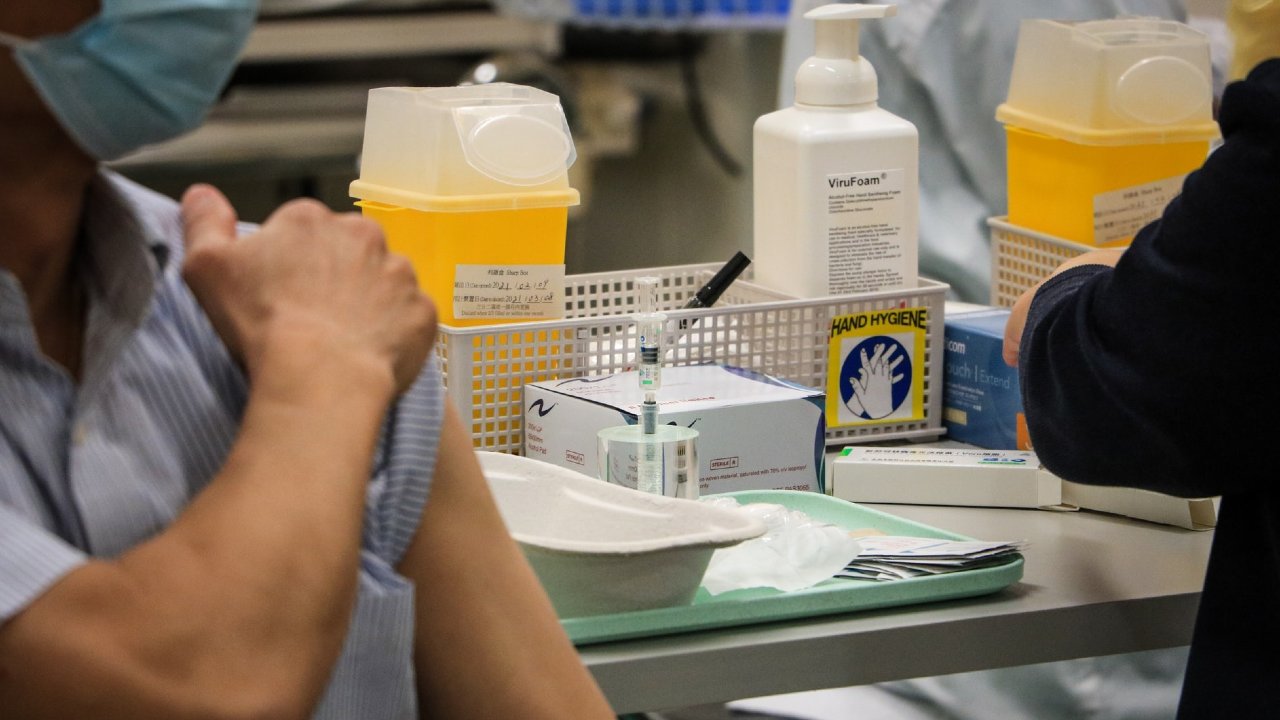 que pasa si aplicación de inmunización contra covid-19 se retrasa