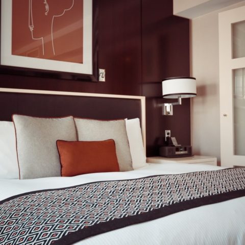 truco para tender cama como en los hoteles